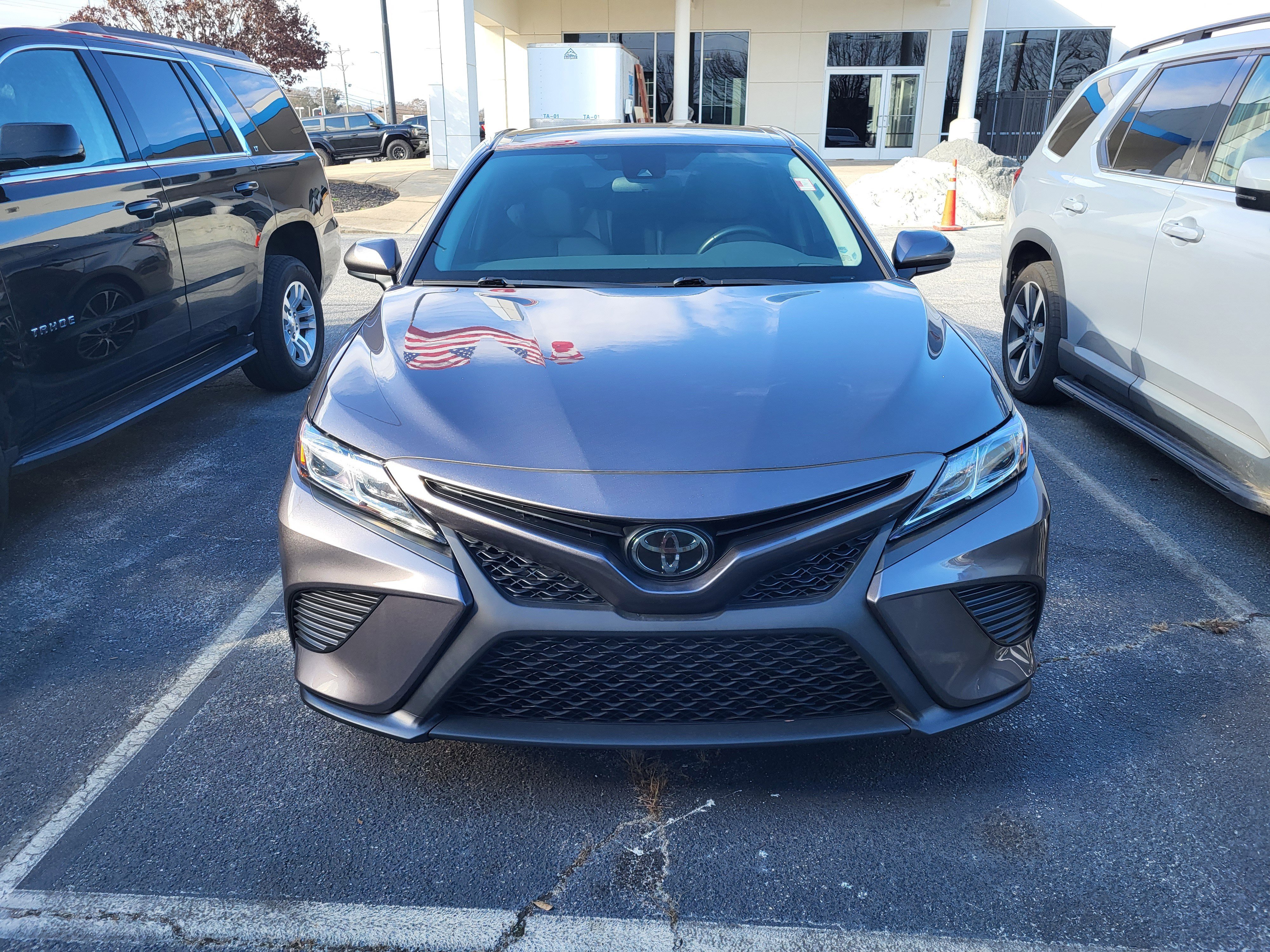 Used 2020 Toyota Camry SE image 2