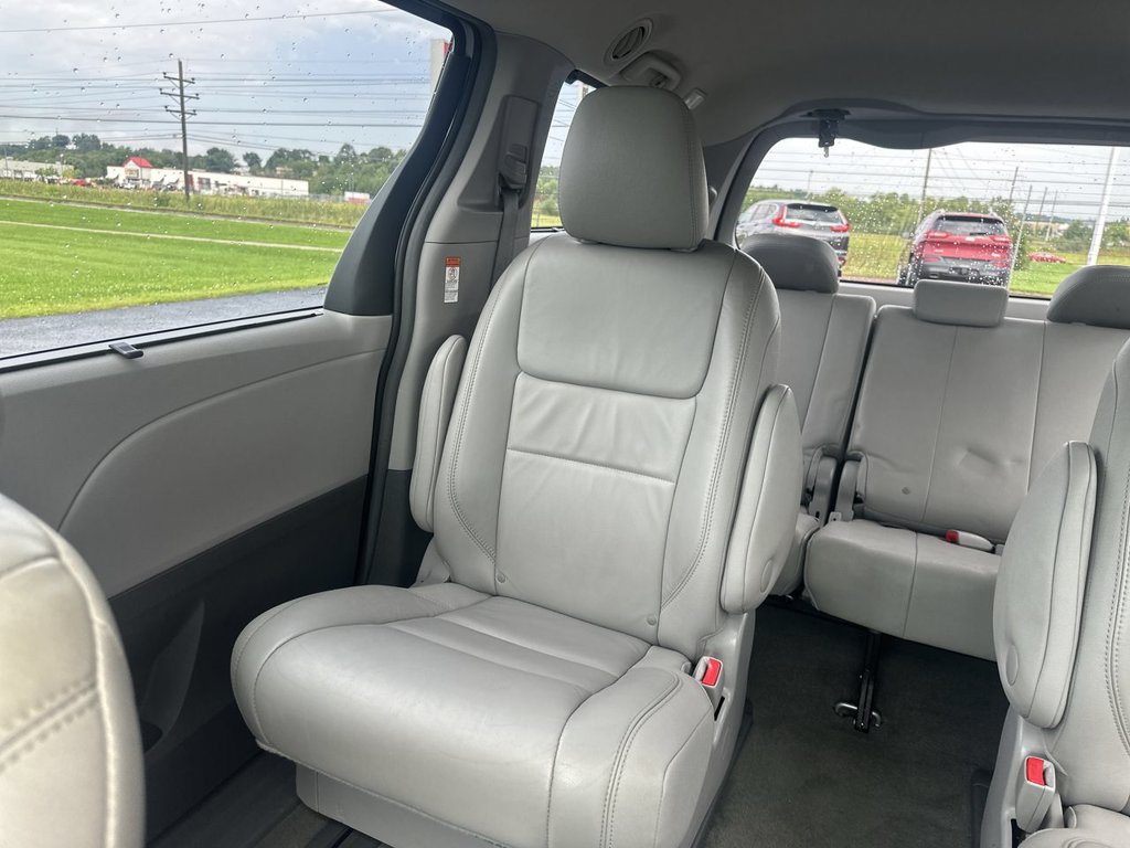 Used 2015 Toyota Sienna XLE Premium AWD/4WD image 12