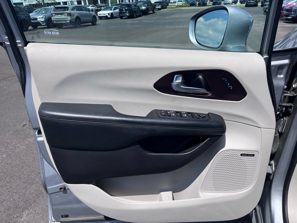 Used 2019 Chrysler Pacifica Limited w/ Tire & Wheel Group FWD image 9