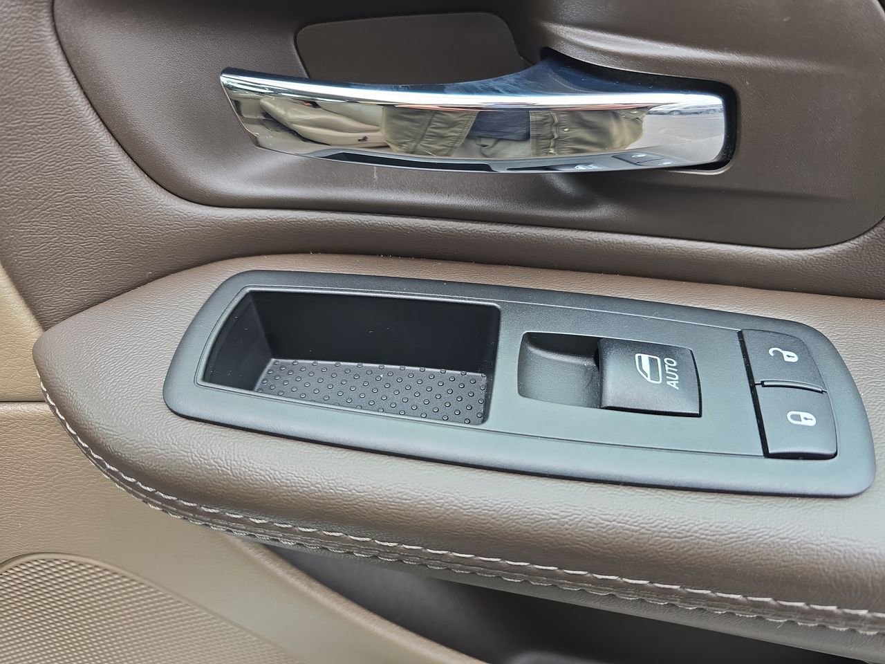 Used 2014 Chrysler Town & Country Limited w/ Luxury Group FWD image 20