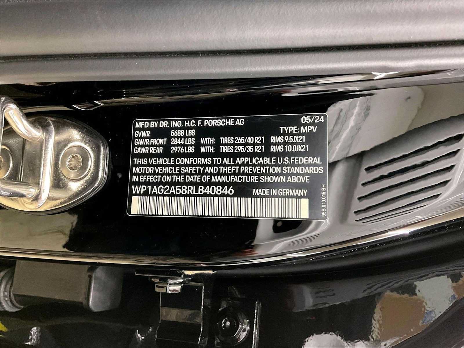 Certified 2024 Porsche Macan S AWD/4WD image 36
