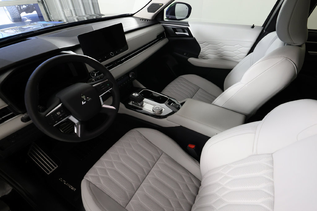 Used 2025 Mitsubishi Outlander AWD image 19