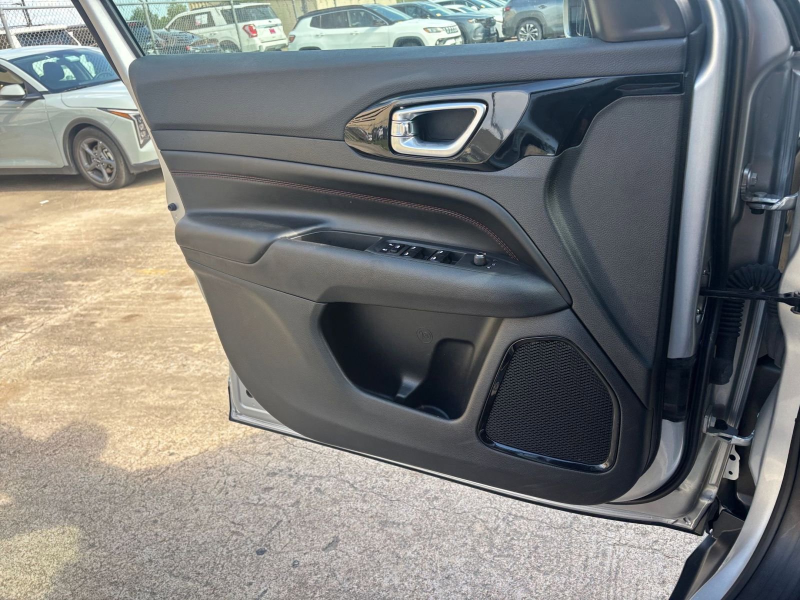 Used 2025 Jeep Compass Trailhawk AWD/4WD image 18