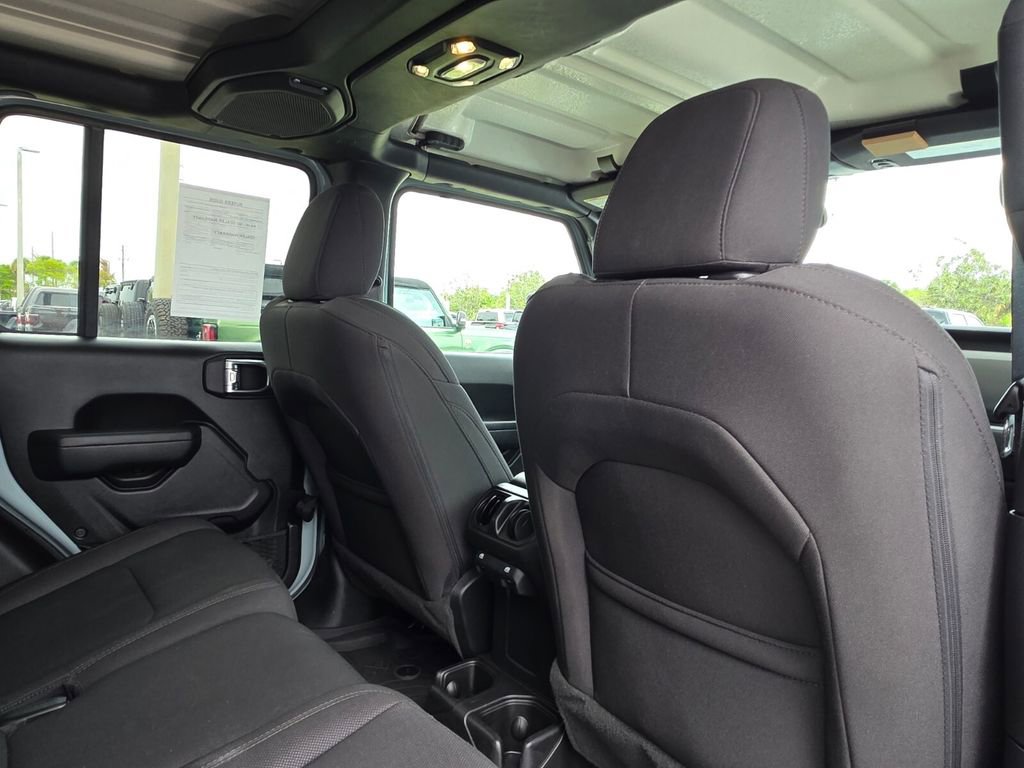 Used 2023 Jeep Gladiator Willys AWD/4WD image 12