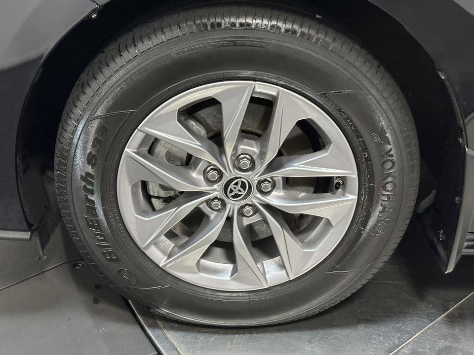 Certified 2021 Toyota Sienna XLE image 18