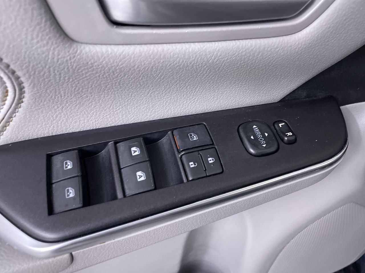 Used 2017 Toyota Camry XLE w/ Moonroof Package FWD image 11