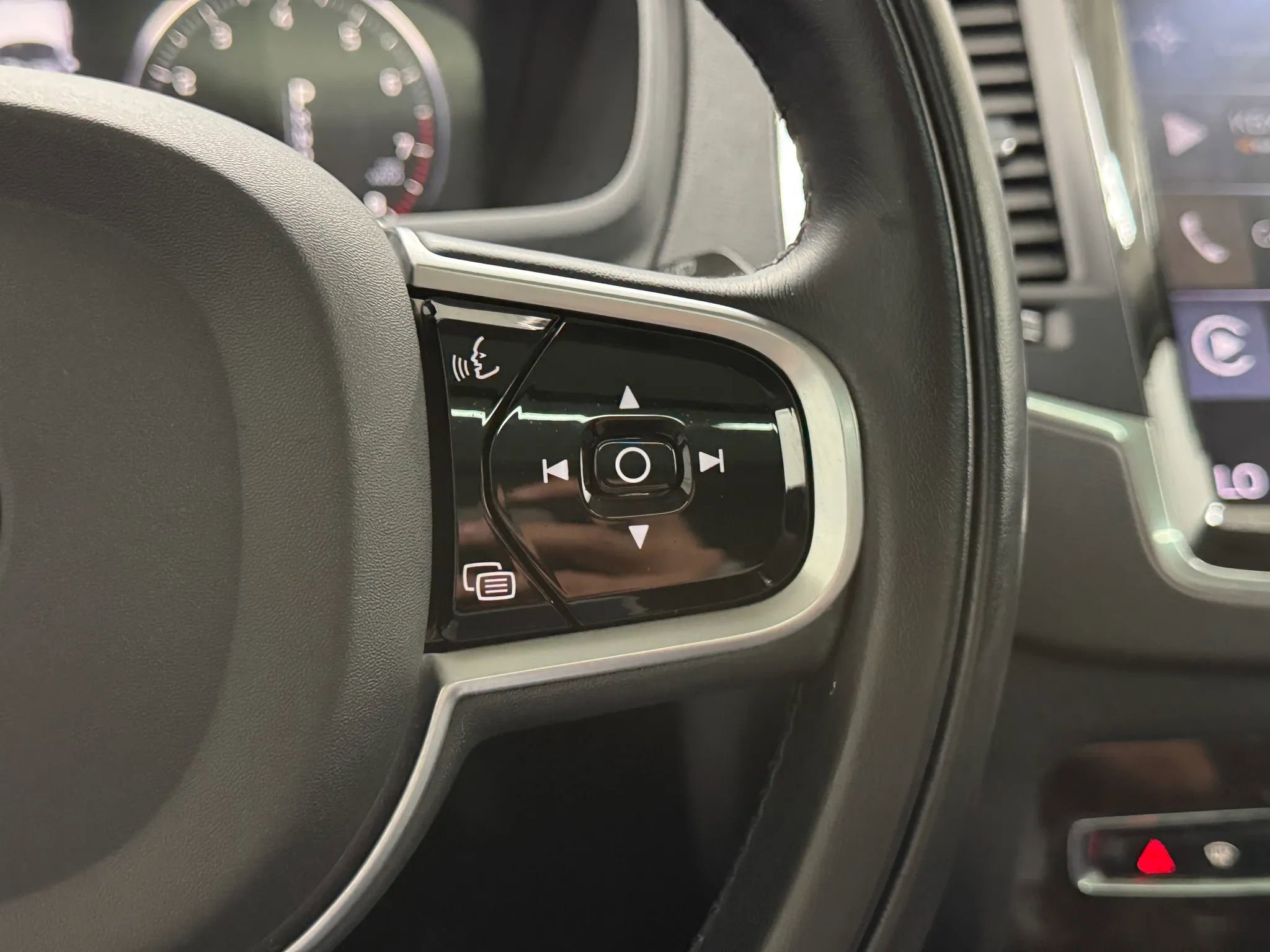 Used 2019 Volvo XC90 T6 Momentum w/ Advanced Package image 26