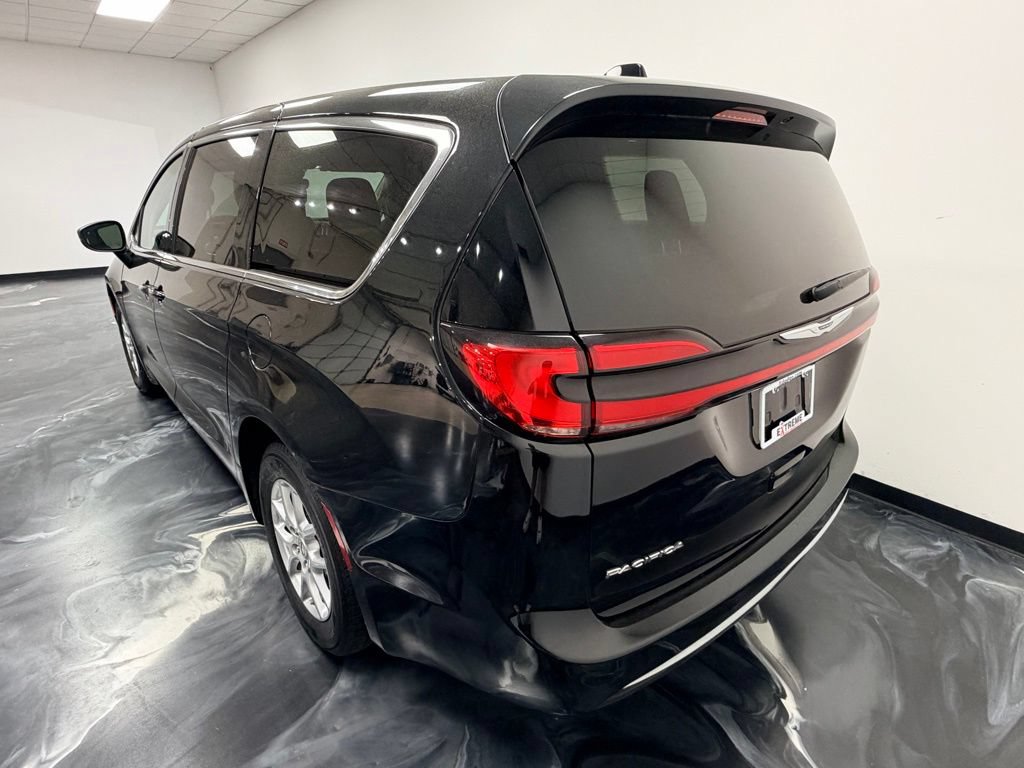 Used 2023 Chrysler Pacifica Touring-L FWD image 23