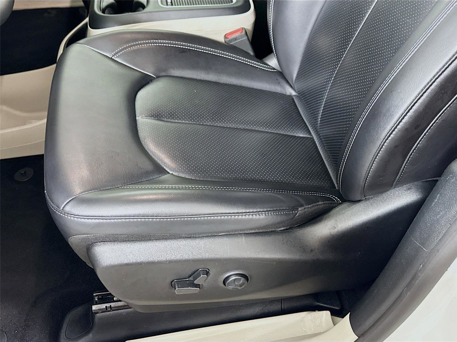 Used 2023 Chrysler Pacifica Touring-L image 12