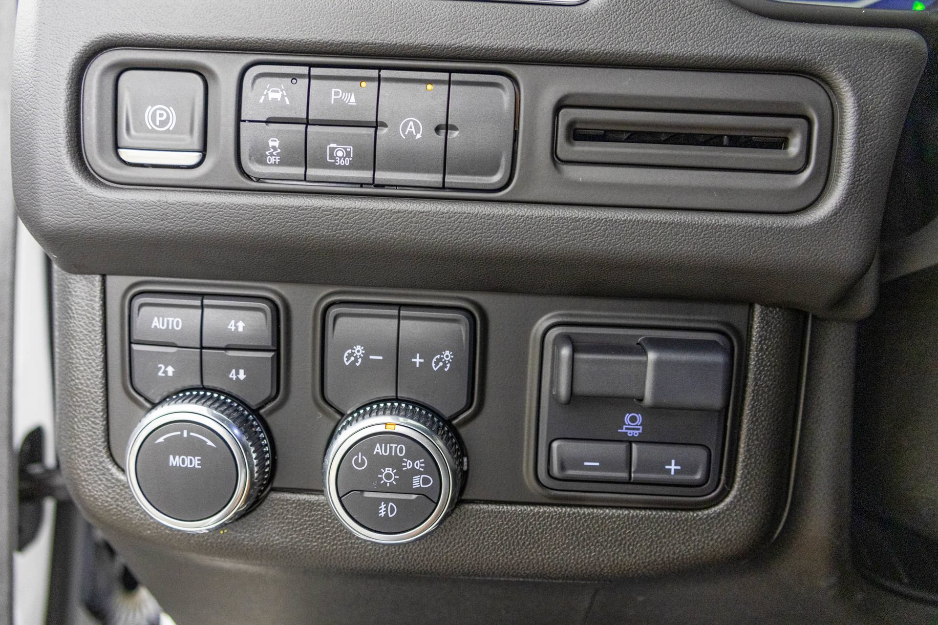 Used 2024 GMC Yukon XL SLT w/ SLT Luxury Package AWD/4WD image 37