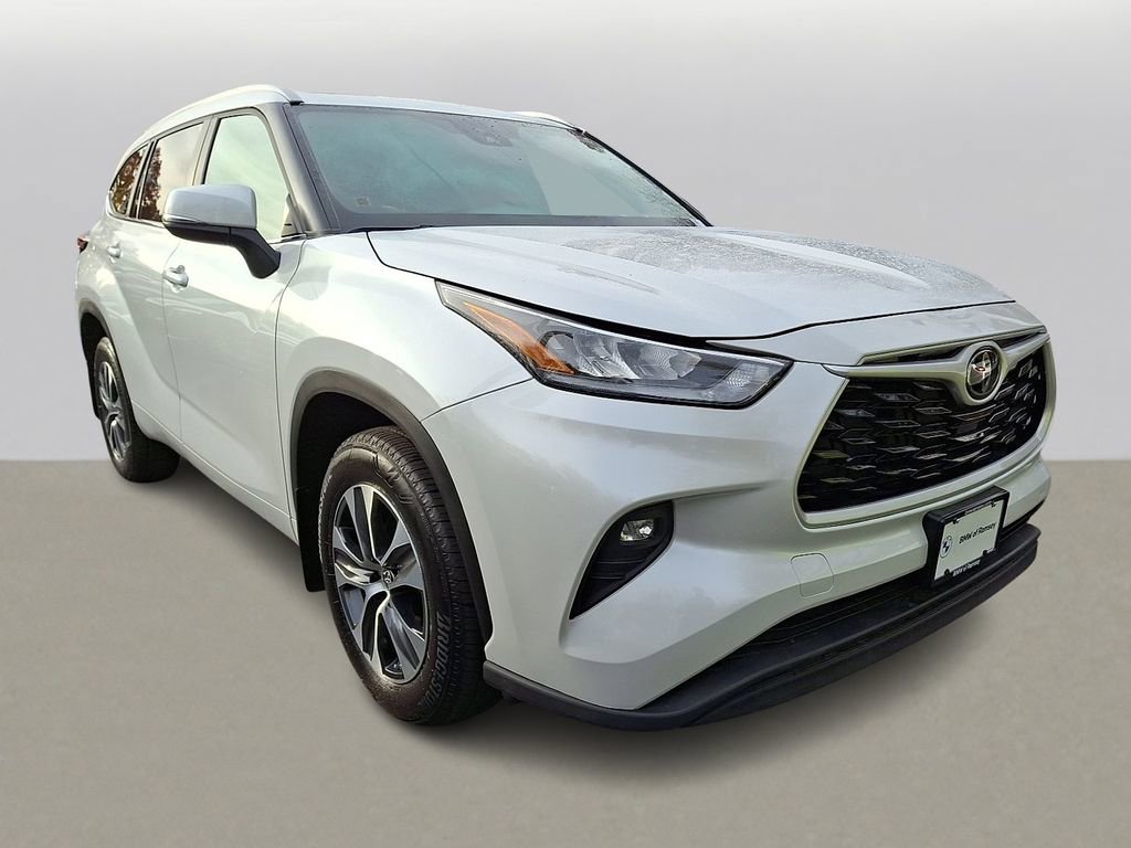 Used 2024 Toyota Highlander XLE image 3