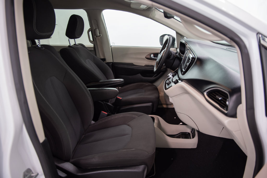 Used 2023 Chrysler Voyager LX FWD image 16