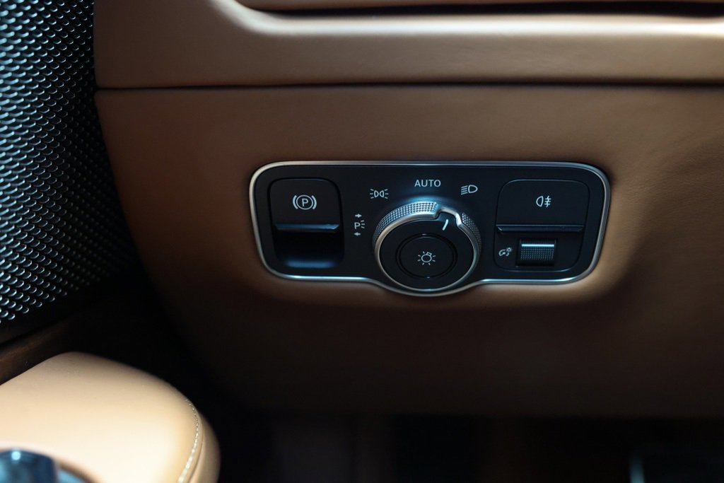 Used 2024 Aston Martin DB12 Convertible image 35