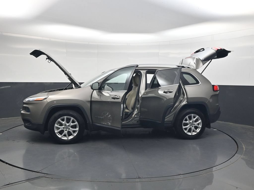 Used 2018 Jeep Cherokee Latitude w/ Cold Weather Group AWD/4WD image 48