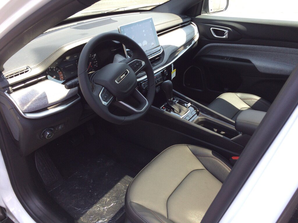 Used 2023 Jeep Compass Latitude w/ Sun and Sound Group AWD/4WD image 8