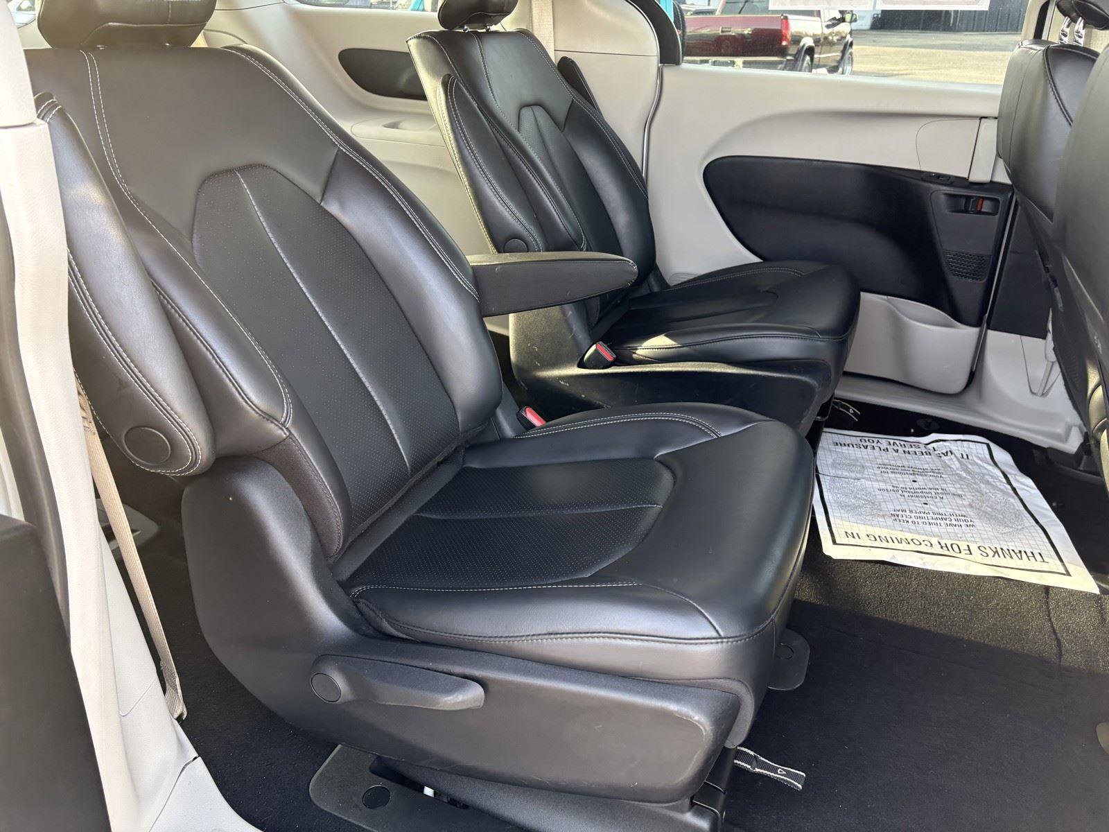 Used 2023 Chrysler Pacifica Touring-L image 12