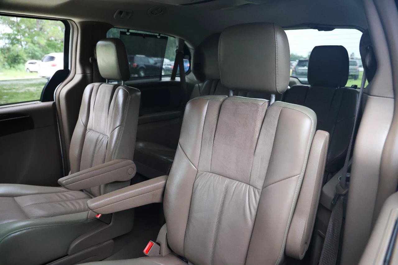 Used 2011 Chrysler Town & Country Limited w/ Trailer Tow Group FWD image 8