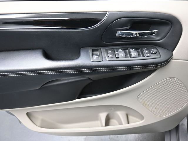 Used 2014 Chrysler Town & Country Touring-L image 13