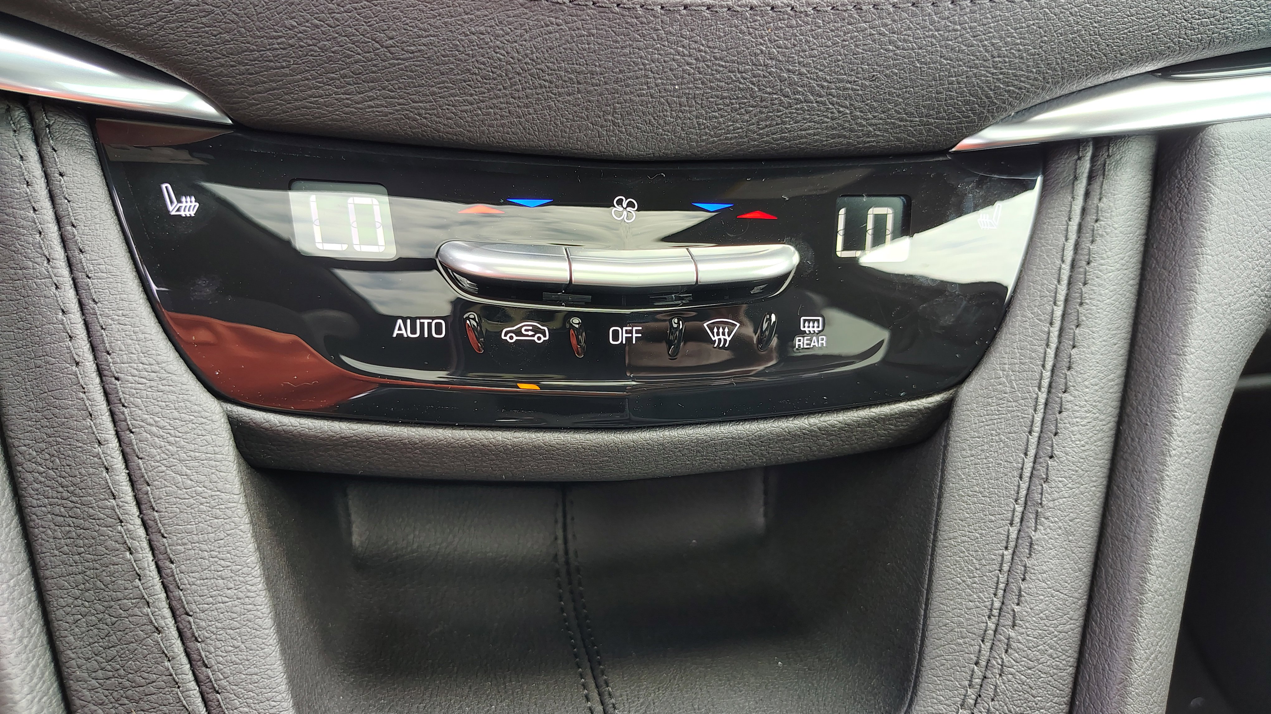 New 2025 Cadillac XT6 Luxury image 27