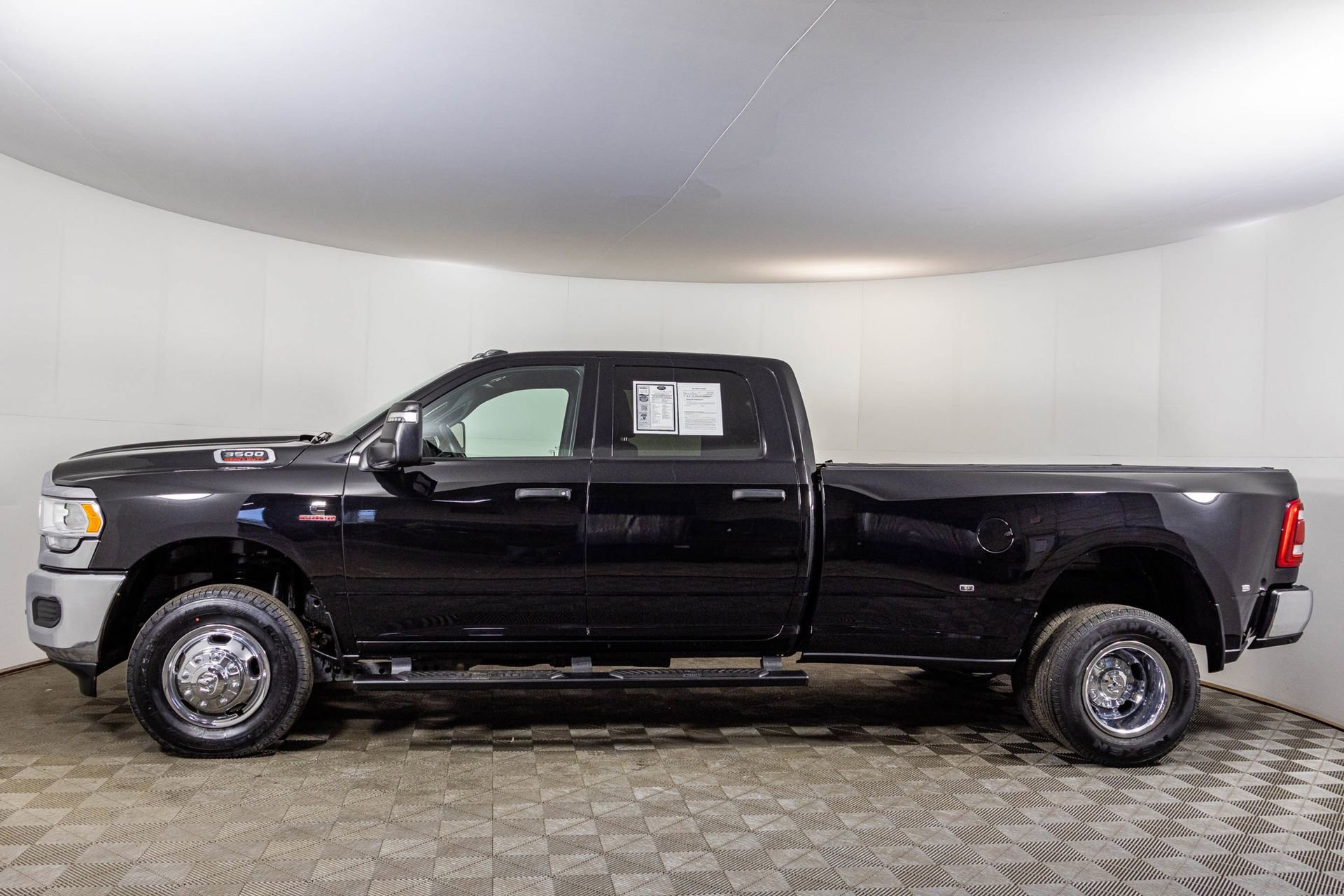 Used 2024 RAM 3500 Tradesman w/ Chrome Appearance Group AWD/4WD image 19