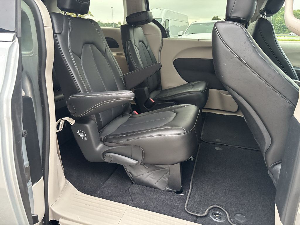 Used 2023 Chrysler Pacifica Touring-L FWD image 19