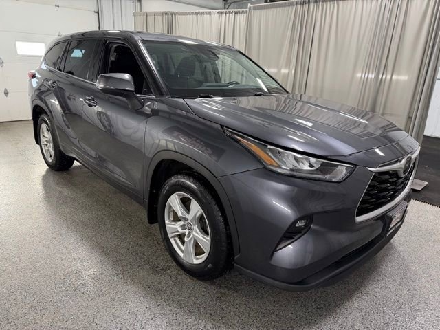 Used 2020 Toyota Highlander LE image 3