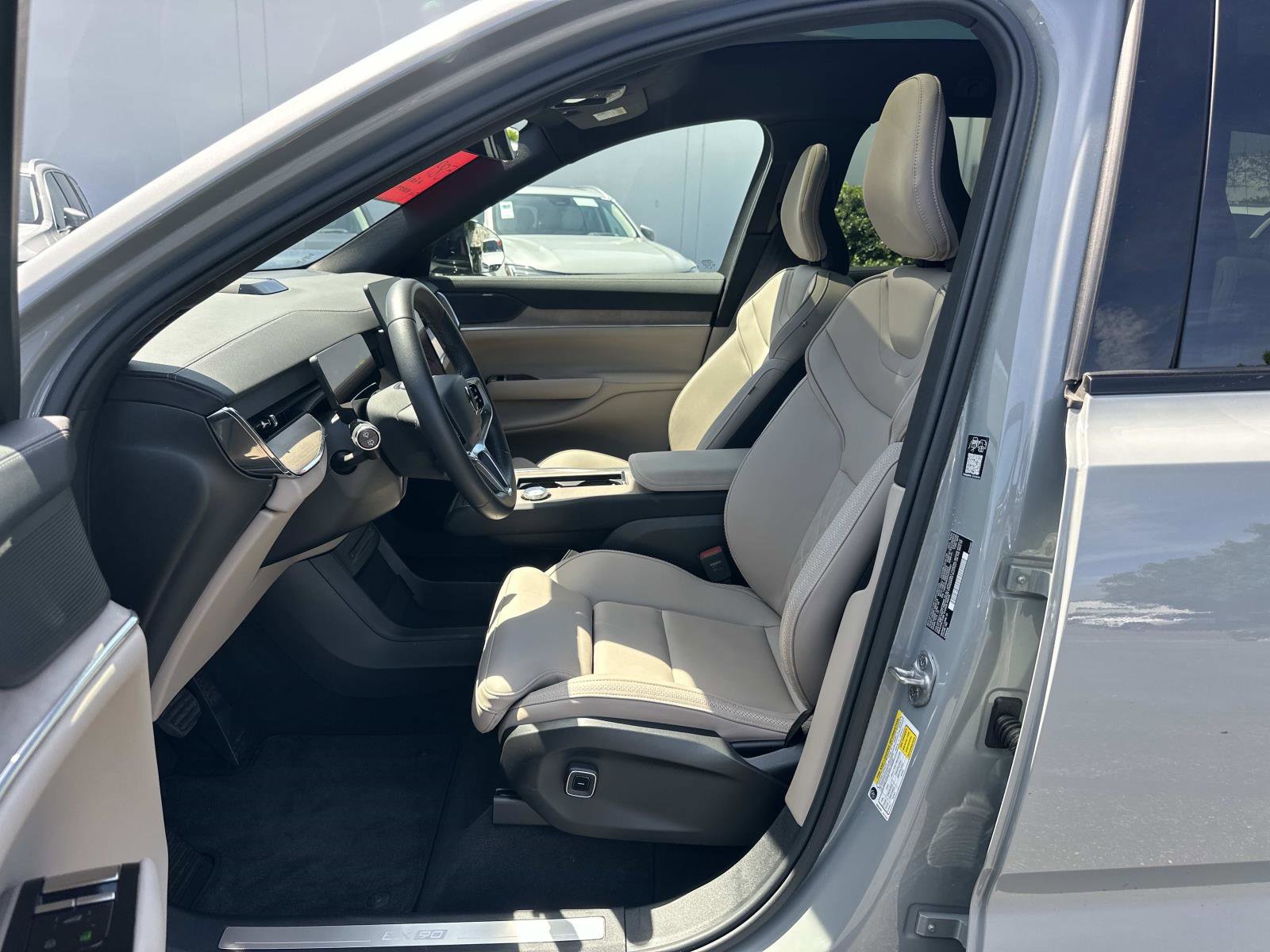 Certified 2025 Volvo EX90 Plus AWD/4WD image 17
