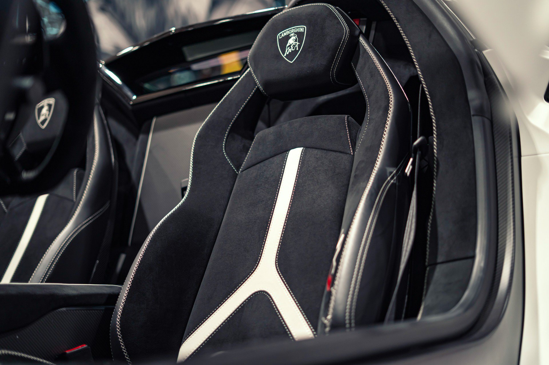 Used 2020 Lamborghini Aventador SVJ AWD/4WD image 2