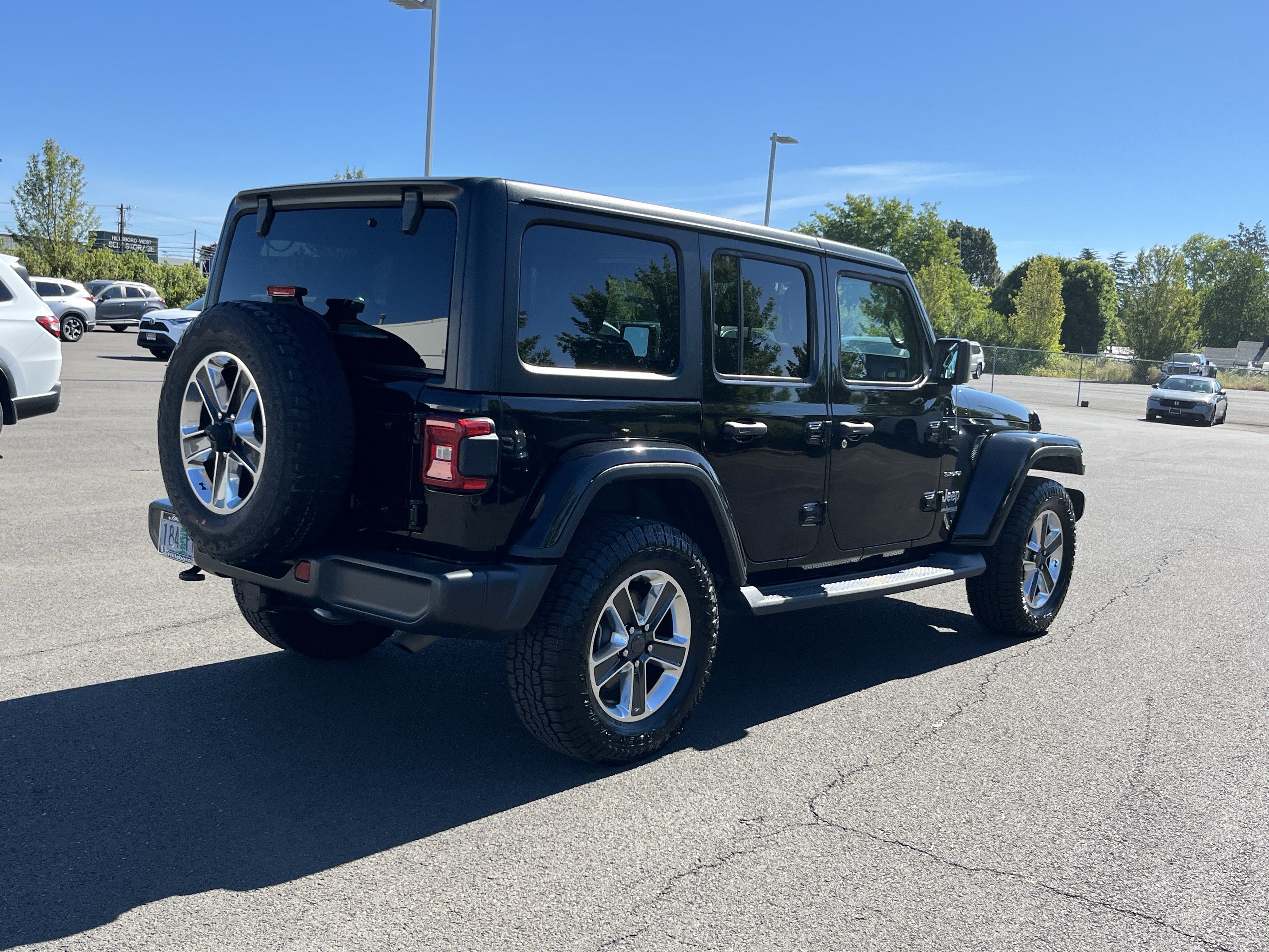 Used 2018 Jeep Wrangler Unlimited Sahara w/ LED Lighting Group AWD/4WD image 5
