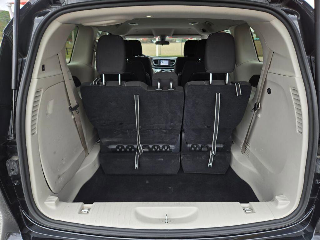 Used 2022 Chrysler Voyager LX image 16