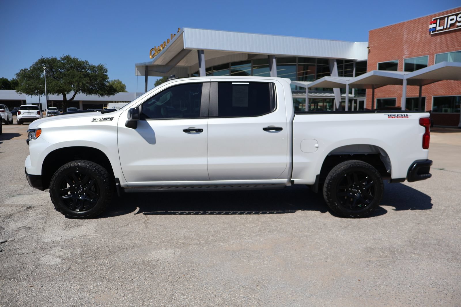 Used 2024 Chevrolet Silverado 1500 LT Trail Boss w/ Convenience Package II AWD/4WD image 2