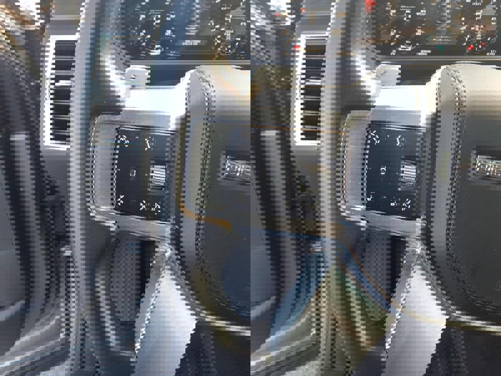 Used 2023 Land Rover Discovery HSE R-Dynamic AWD/4WD image 17