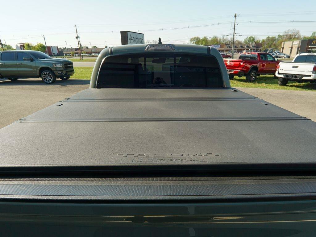 Used 2022 Toyota Tacoma TRD Off-Road AWD/4WD image 9