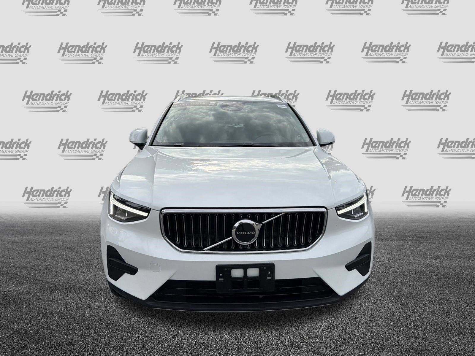 Certified 2025 Volvo XC40 B5 Core AWD/4WD image 3