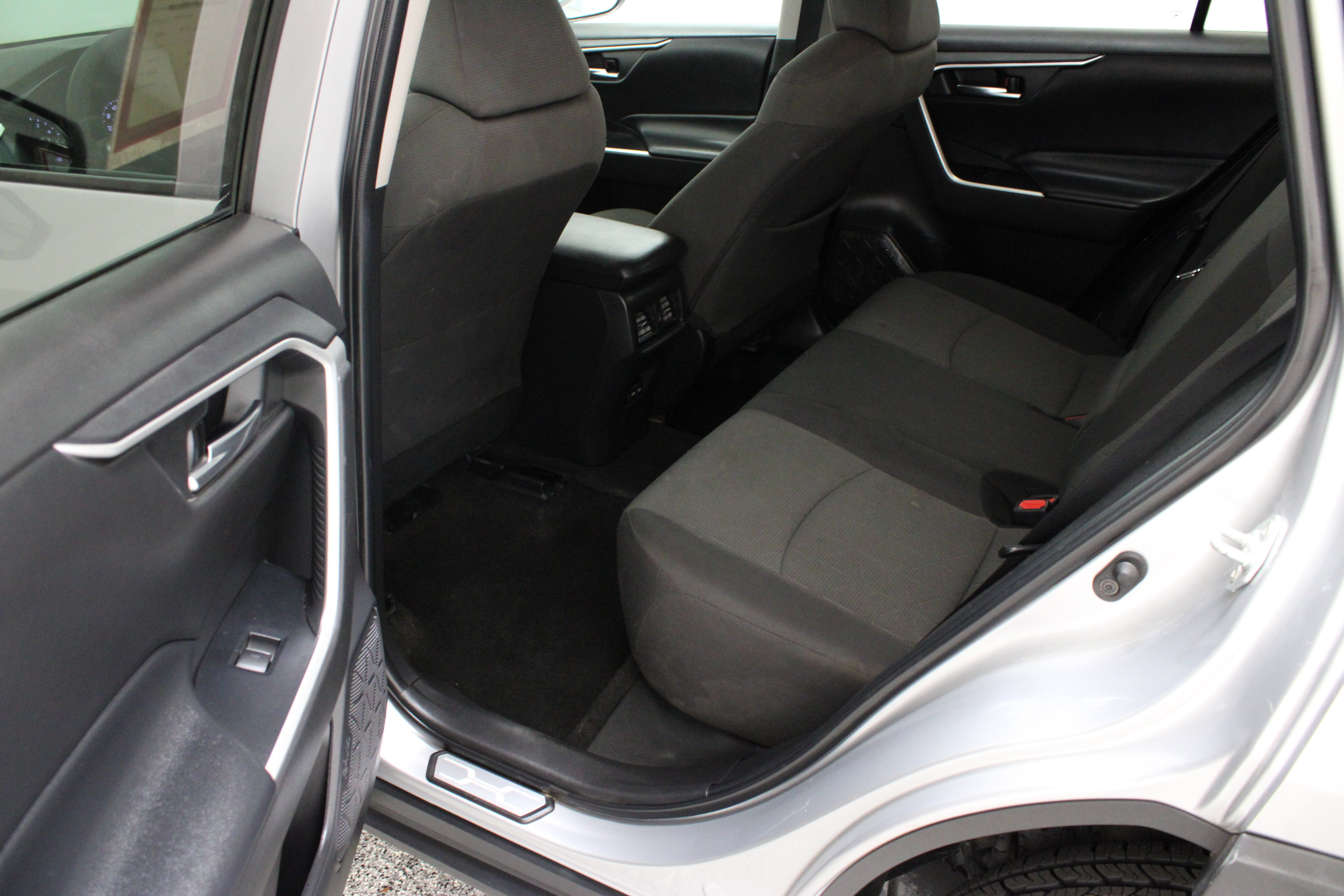 Used 2022 Toyota RAV4 XLE AWD/4WD image 26