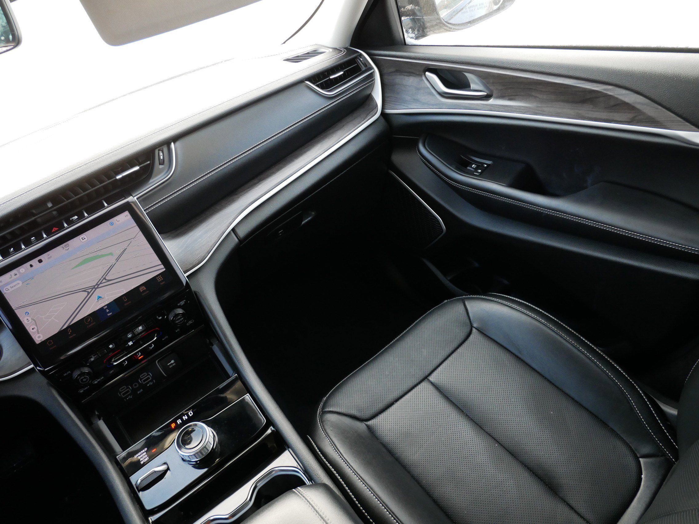 Certified 2023 Jeep Grand Cherokee Limited w/ Luxury Tech Group II image 11