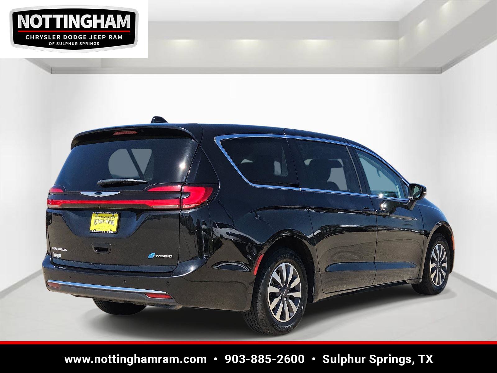 Used 2023 Chrysler Pacifica Touring-L image 4