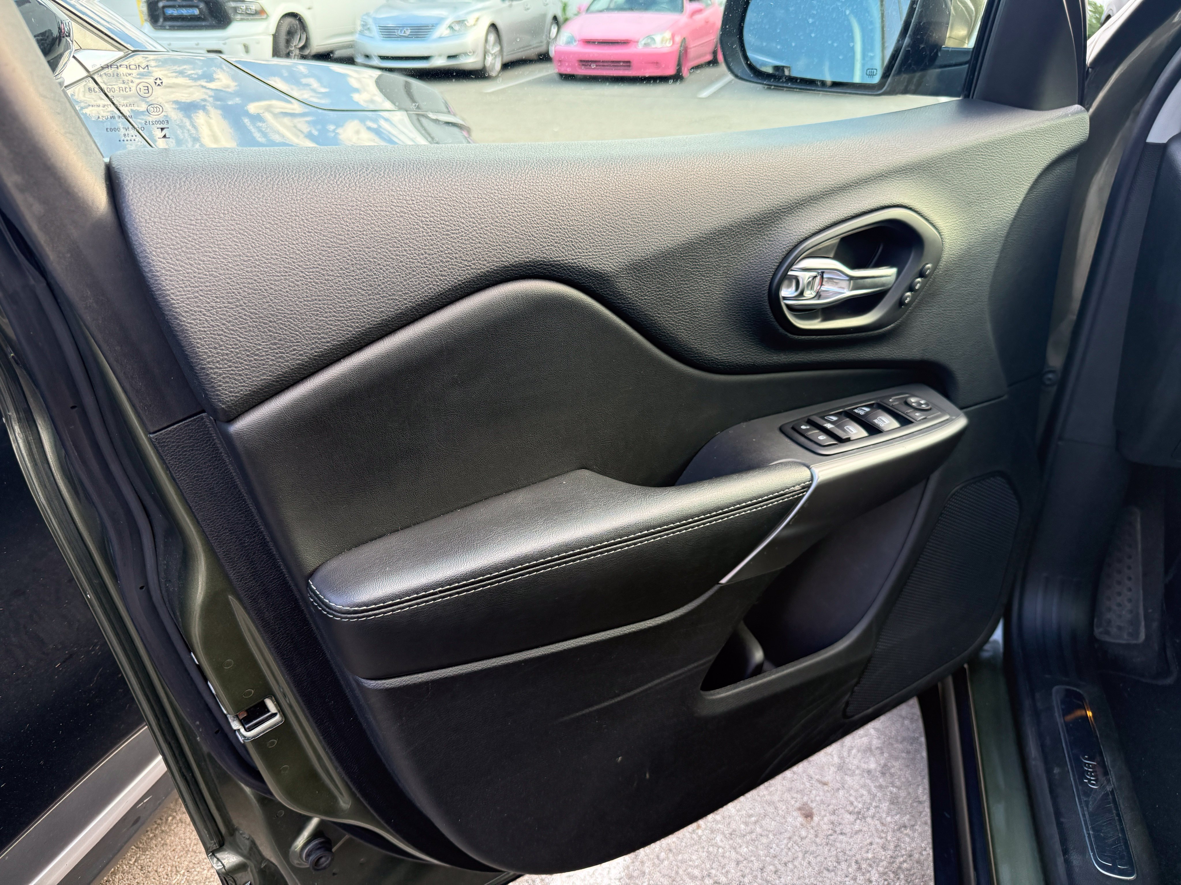 Used 2019 Jeep Cherokee Limited w/ Luxury Group AWD/4WD image 13
