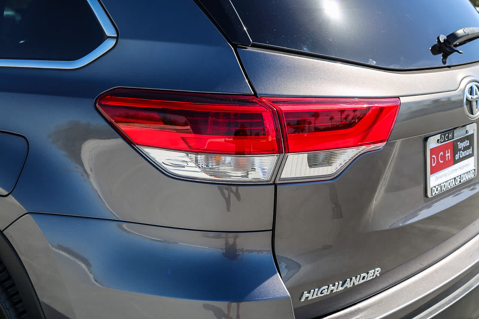 Used 2018 Toyota Highlander SE w/ Carpet Mat Package (TMS) FWD image 9
