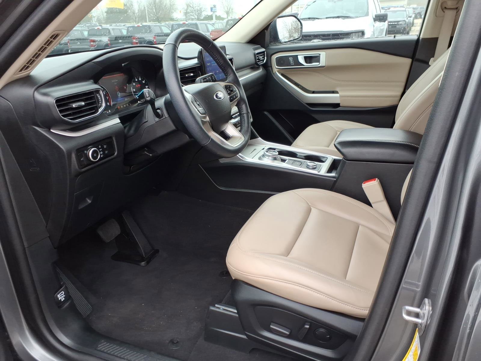 Used 2023 Ford Explorer XLT w/ Equipment Group 202A AWD/4WD image 11