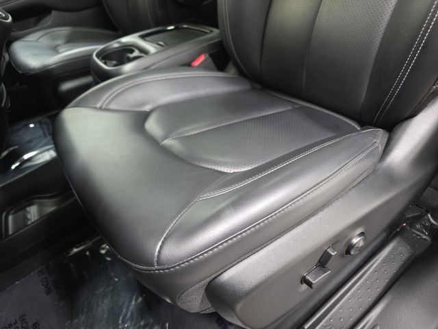 Used 2023 Chrysler Pacifica Touring-L w/ Uconnect Theater Family Group image 28