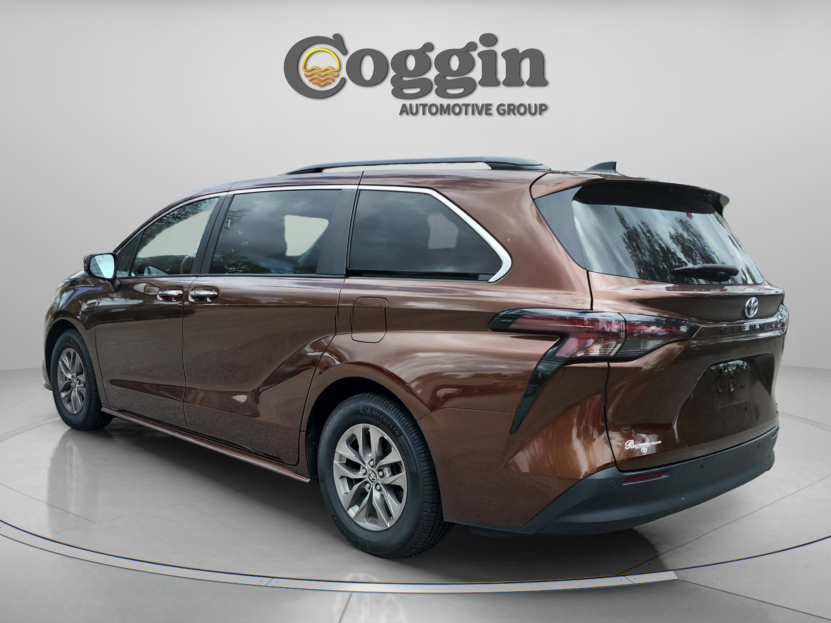 Used 2023 Toyota Sienna XLE image 3