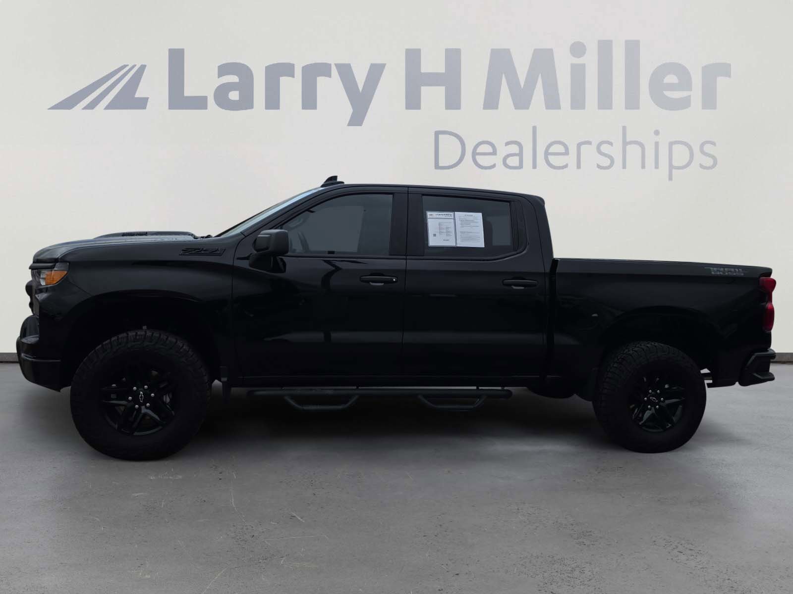 Used 2025 Chevrolet Silverado 1500 Custom Trail Boss w/ Midnight Edition image 2