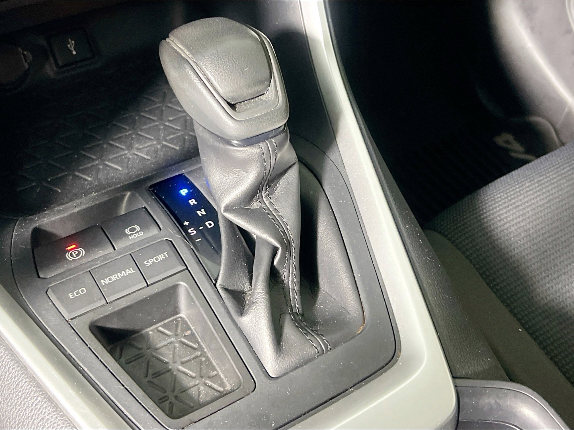 Used 2020 Toyota RAV4 LE image 24