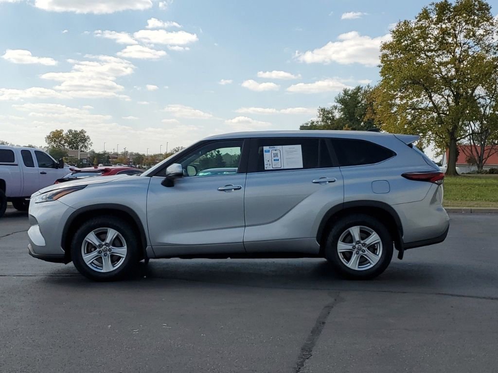 Used 2024 Toyota Highlander LE image 2