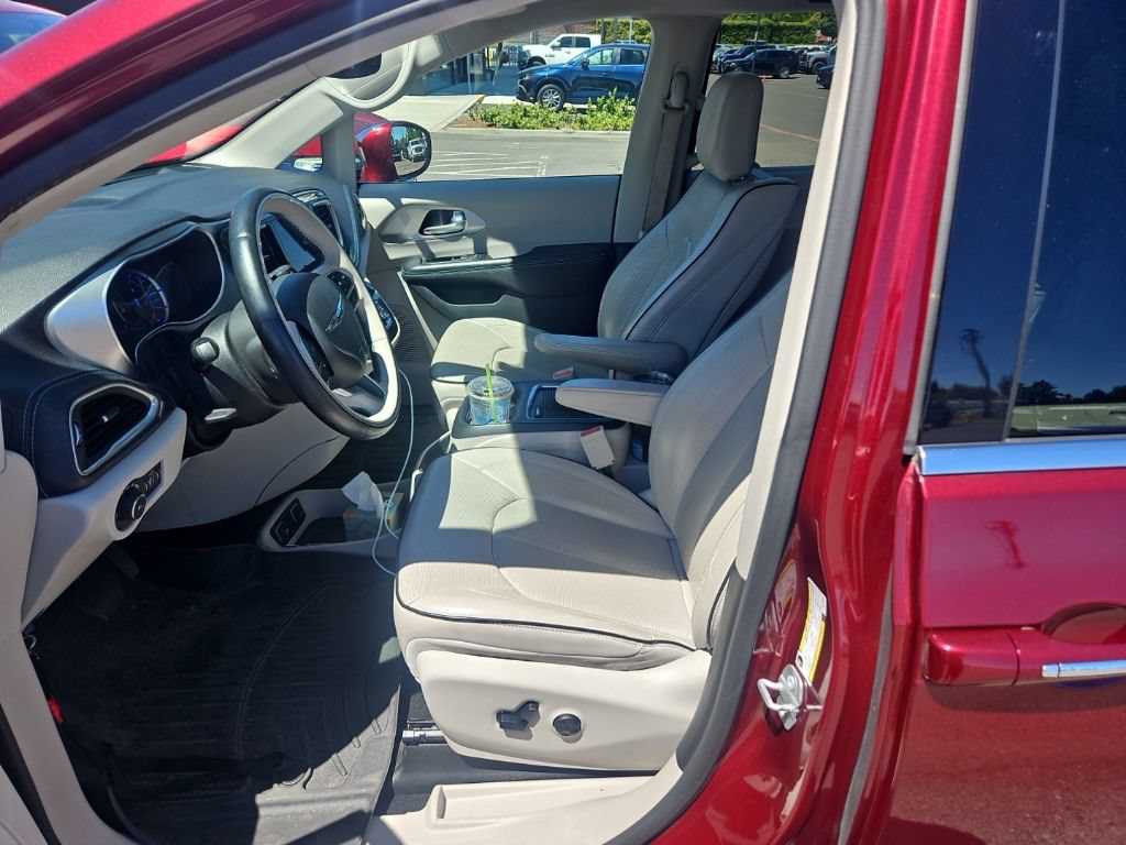 Used 2018 Chrysler Pacifica Limited FWD image 4
