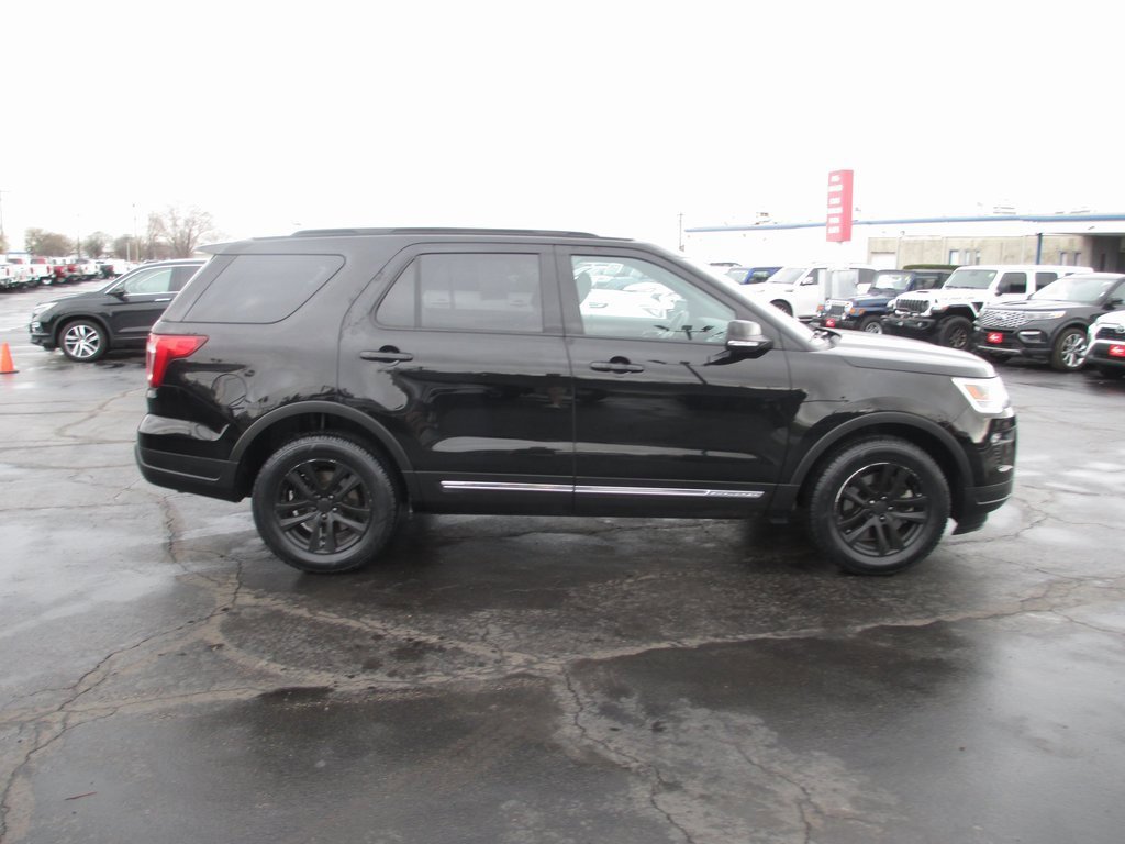 Used 2018 Ford Explorer XLT w/ Equipment Group 202A image 4