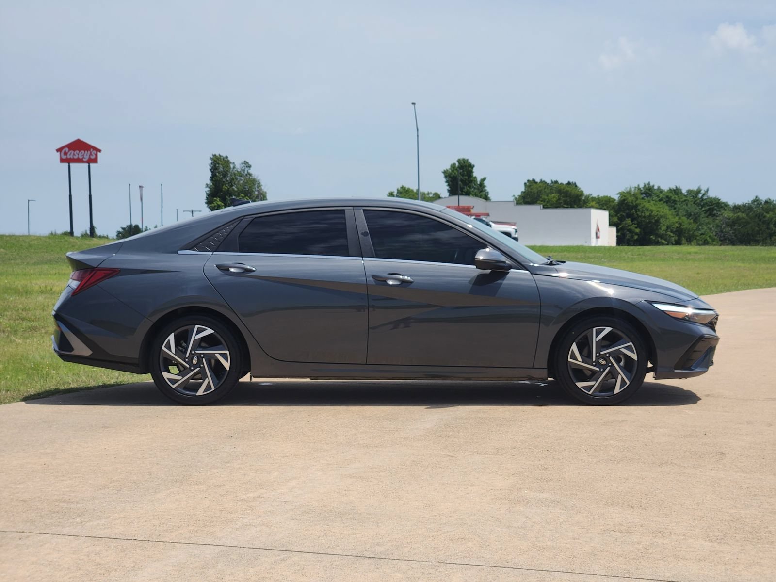 Used 2024 Hyundai Elantra Limited FWD image 7