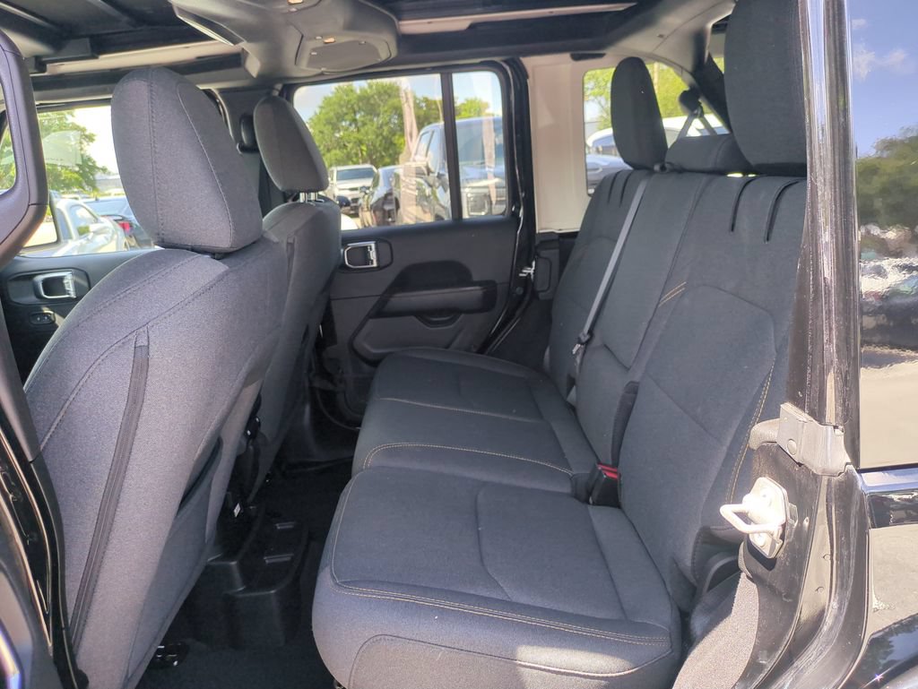 Used 2025 Jeep Wrangler Unlimited Sahara w/ Safety Group AWD/4WD image 15