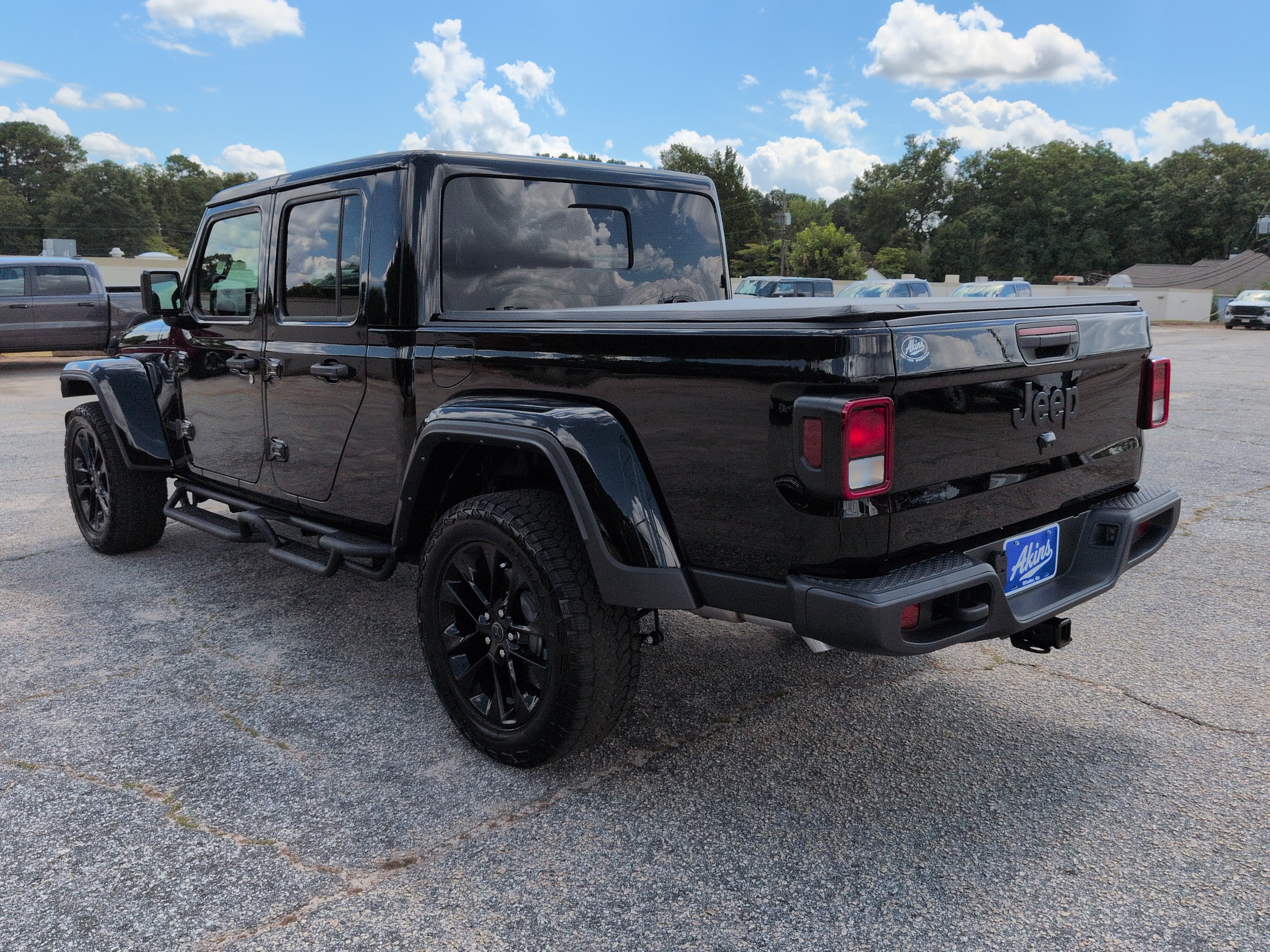 Used 2025 Jeep Gladiator Sport AWD/4WD image 5